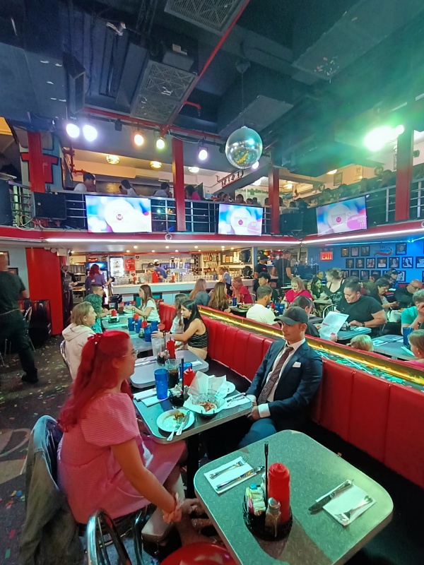 interno-ellen's-Stardust-Diner