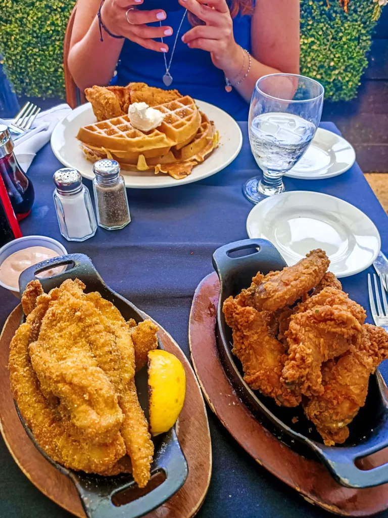 Alette-di-pollo-e-pesce-gatto-fritti-al-Sylvia's-restaurant