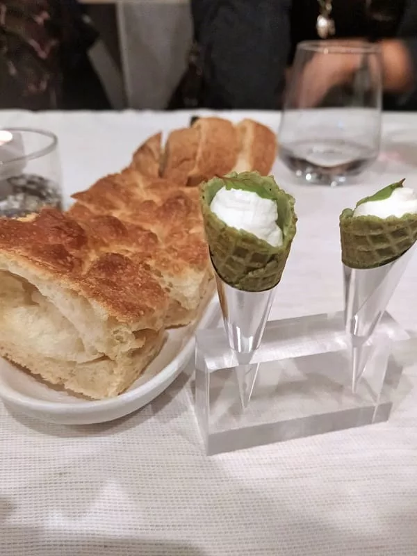 Cono al pesto ripieno di mousse al caprino