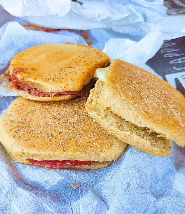 Crescentine modenesi farcite con salumi