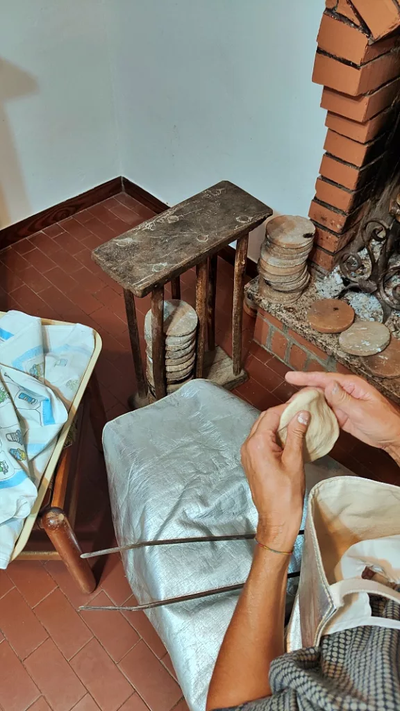 Preparazione delle crescentine modenesi