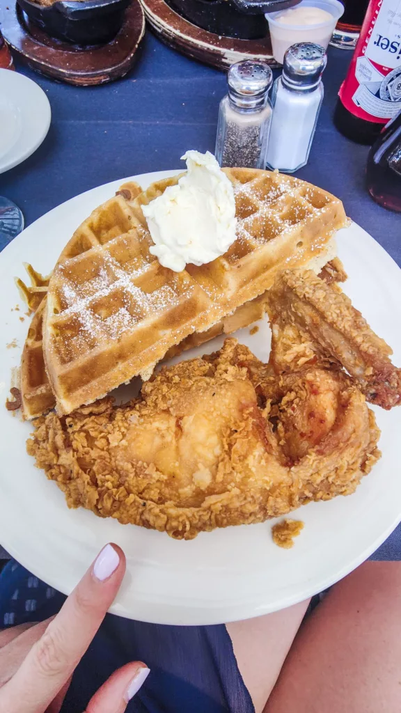 Waffel e pollo fritto al Sylvia's restaurant