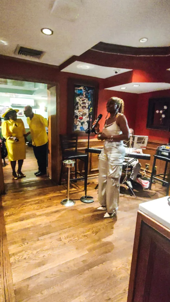 Cantante-gospel-a-Sylvia's-restanrant.