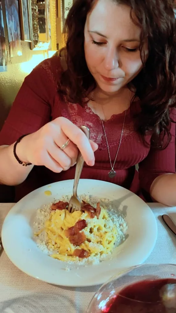 Mangiare la carbonara all'Osteria Romana di Modena