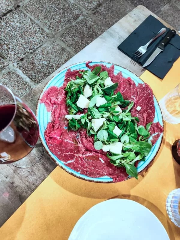 Carpaccio di Manzo Wagyu con erbette e Parmigiano Reggiano di Vacche Rosse