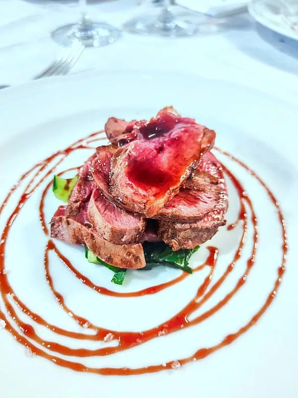 Petto d’anatra servito con salsa di miele e di Recioto