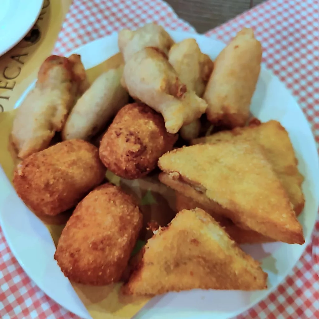 Tripudio di fritti tra fiori di zucca con ricotta e alici, baccalà, mozzarella in carrozza e supplì