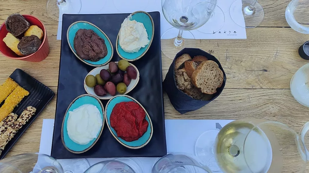 Stuzzichini locali alla cantina Parissis Winery